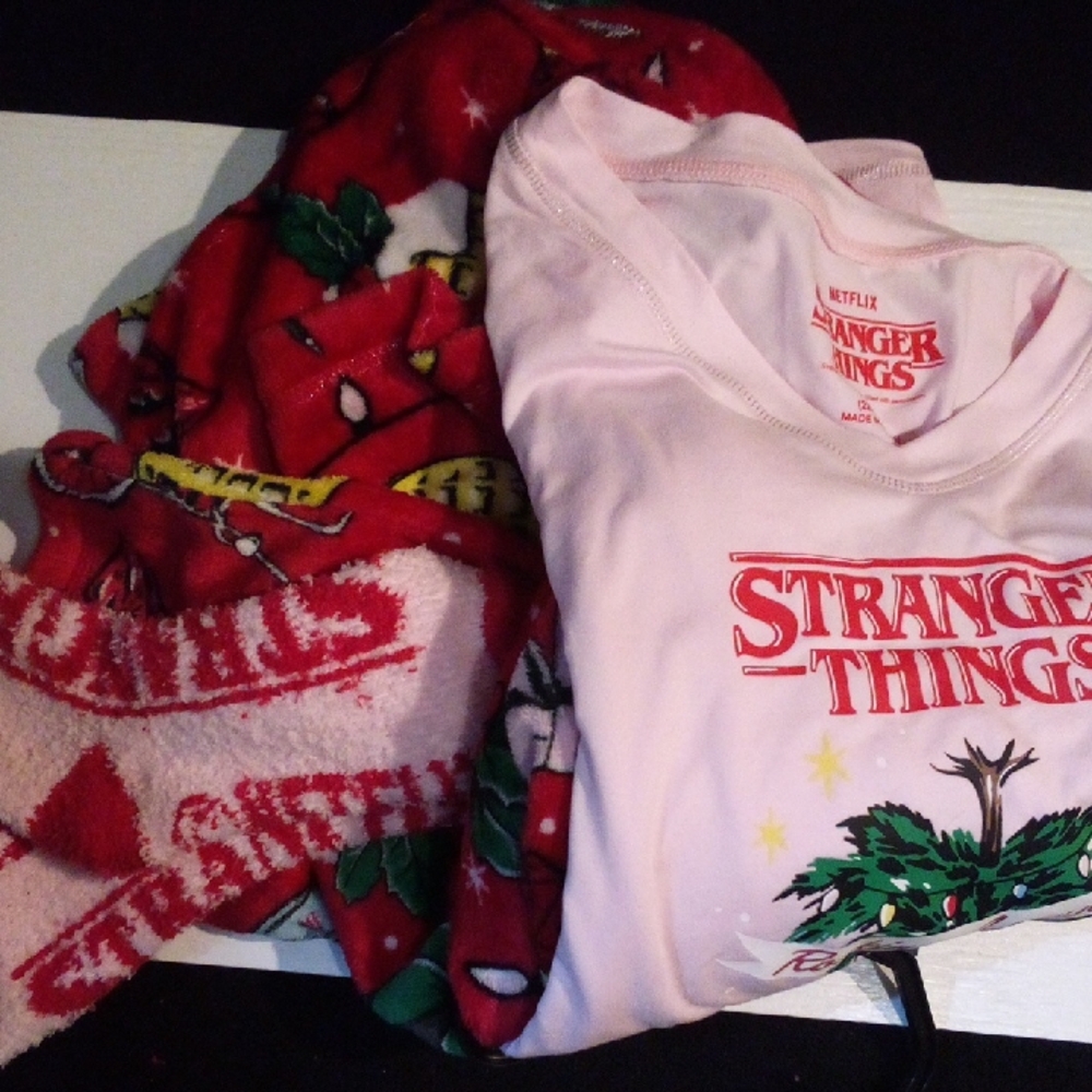 Netflix Stranger Things Sleep Set Including Socks Women's Sz 3X